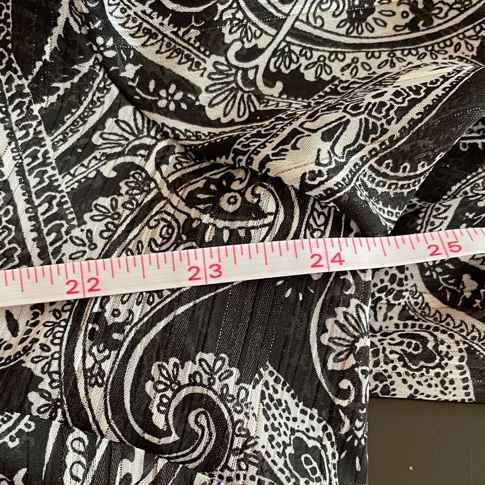 Vince Camuto Black and White Paisley Flutter Sleeve Blouse Size 1X - Picture 10 of 10